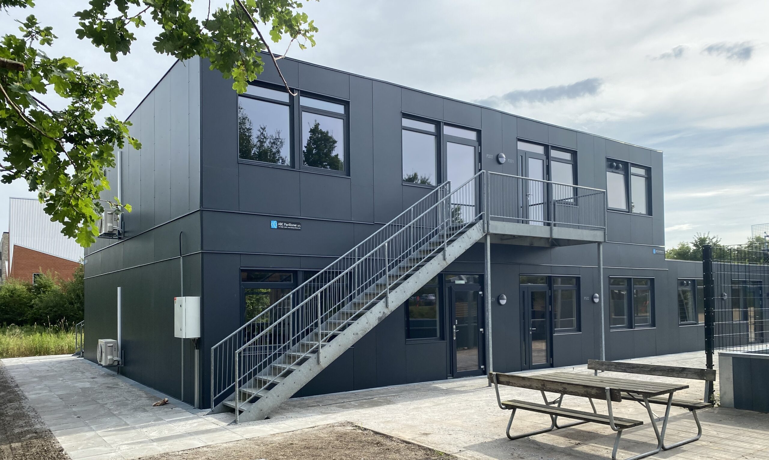 - ”Det er en arbejdsplads med et meget fladt hierarki. Beslutningsvejene er meget korte, og der er store muligheder for at påvirke retninger og tage ansvar, hvis man vil. Kontinuerlige, tværfaglige indsatser er en fasttømret del af strukturen og udviklingen af virksomhederne. Stemningen er afslappet og uformel, og holdningen er, at selvom vi har travlt, skal vi huske at passe på os selv og have det sjovt.”