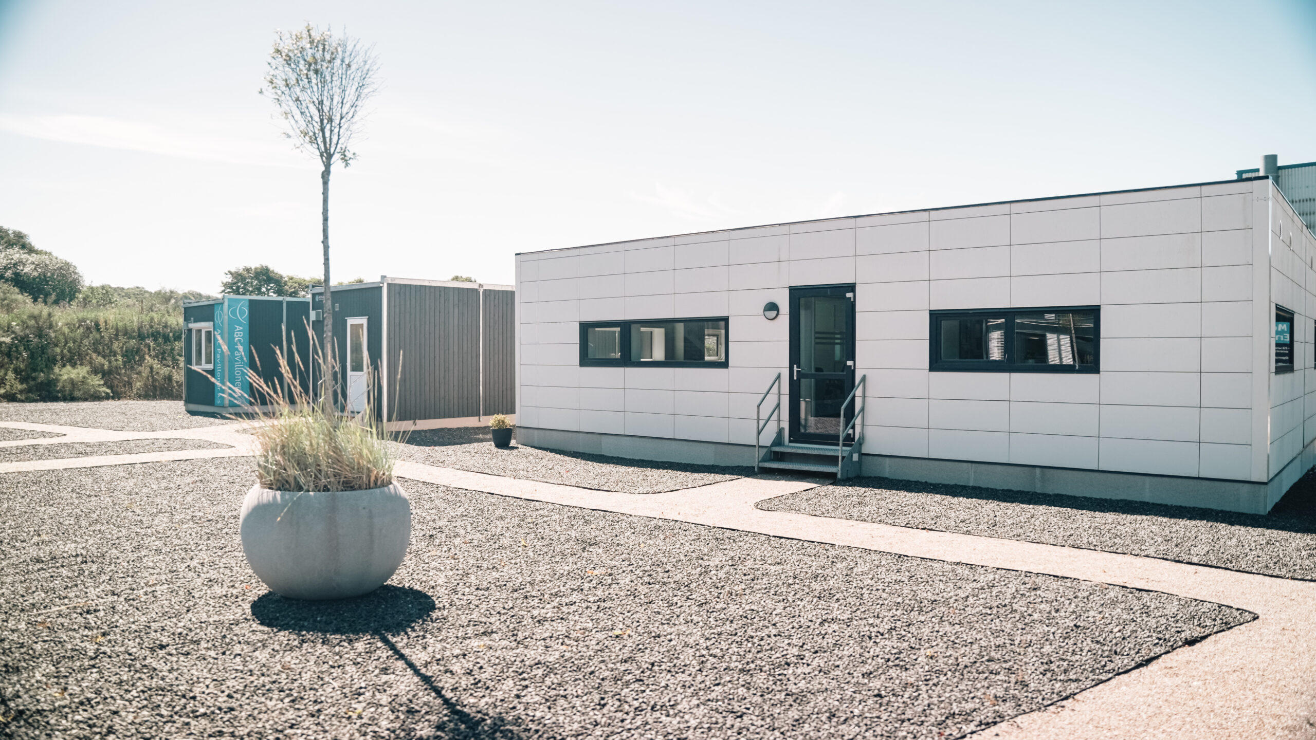 - "Noget af det, der gør mit arbejde spændende, er mine alsidige arbejdsdage og at jeg har fingrene i mange forskellige ting. Samtidig har vi et godt fællesskab, hvor mine kolleger i alle aldre bidrager til en god dialog med forskellige perspektiver. Jeg synes også, det er inspirerende at arbejde i ABC Pavilloner/Concept Living, fordi vores produktion foregår lige uden for kontoret. Det gør vores produkt meget konkret, og det motiverer mig at se, hvordan mit arbejde faktisk er en del af noget fysisk."